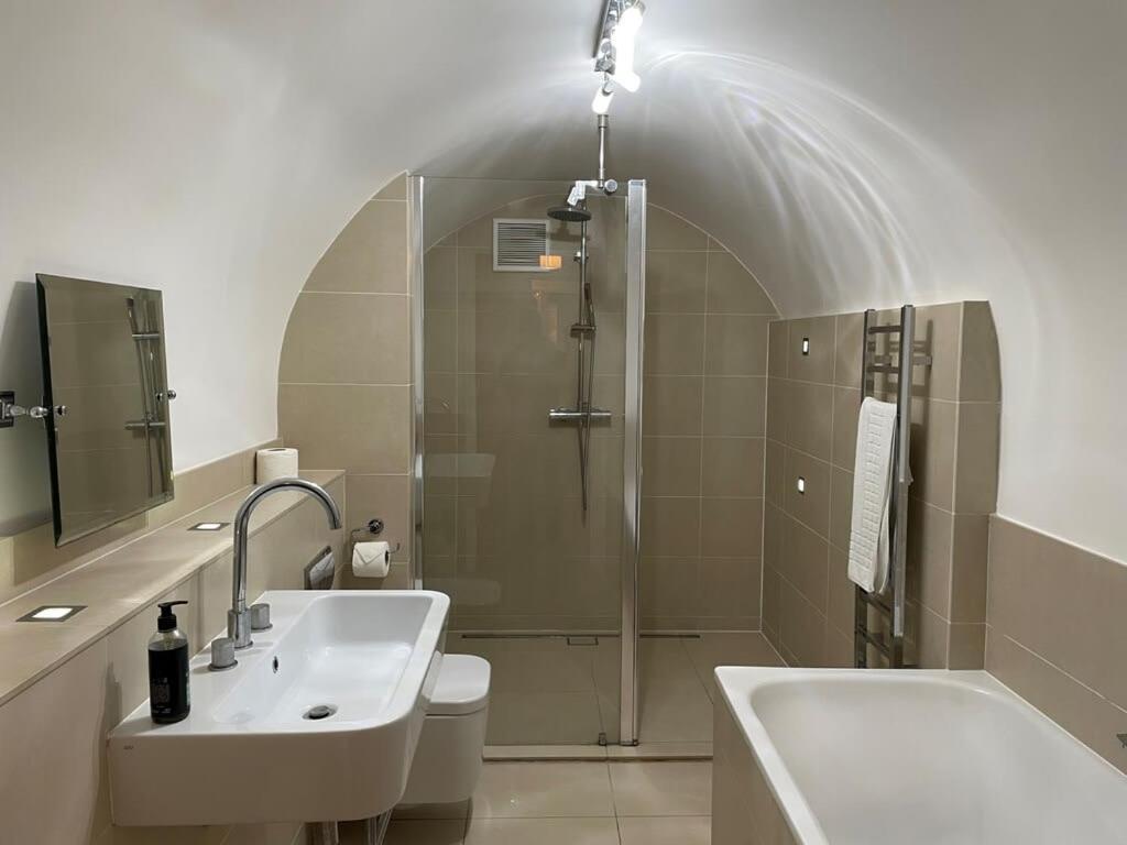 דירות באת' Beautiful 3 Bed Basement Flat With Garden מראה חיצוני תמונה